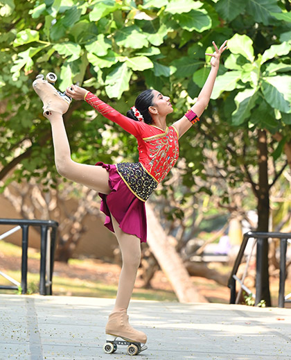 Rhythm Mamania performing a split pose during an outdoor performance
