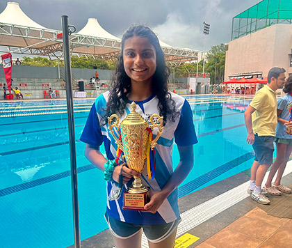 Sanaya Shetty with her trophy at the Mumbai District Swimming Meet 2026